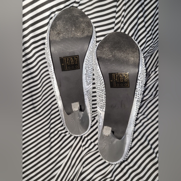 First Sight Silver Faux Gemstone covered Platform Peeptoe Pumps size 9 - Picture 4 of 4